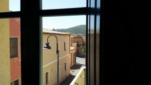 een raam met uitzicht op een straat bij S'Apposentu Teuladesu Affittacamere del Ristorante da Stefano in Teulada
