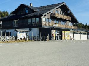 un grande edificio con un parcheggio antistante di Modern mountain cabin in Tisleidalen, Golsfjellet a Gol