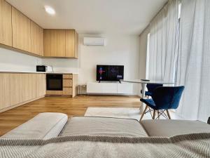 TV a/nebo společenská místnost v ubytování Calm and Modern Flat with Free Parking 10mins on bus to City Centre 1min walk to Bus stop