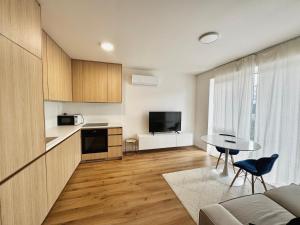 Kuchyň nebo kuchyňský kout v ubytování Calm and Modern Flat with Free Parking 10mins on bus to City Centre 1min walk to Bus stop