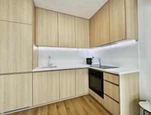 Kuchyň nebo kuchyňský kout v ubytování Calm and Modern Flat with Free Parking 10mins on bus to City Centre 1min walk to Bus stop