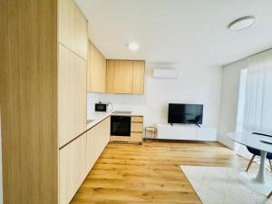 Kuchyň nebo kuchyňský kout v ubytování Calm and Modern Flat with Free Parking 10mins on bus to City Centre 1min walk to Bus stop