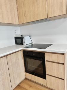 Kuchyň nebo kuchyňský kout v ubytování Calm and Modern Flat with Free Parking 10mins on bus to City Centre 1min walk to Bus stop