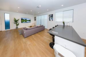 una sala de estar con un sofá y una mesa en Modern 2BR Back House w/ TVs & Full Kitchen, en Los Ángeles