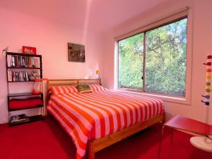 Postel nebo postele na pokoji v ubytování Sunny 2 Bedroom Ventnor Cottage - retro vibe, 400m to Beach, Pets Welcome