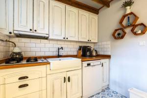 Køkken eller tekøkken på Historic Balat 2BD2Bath Central House! #388 + 22 billeder