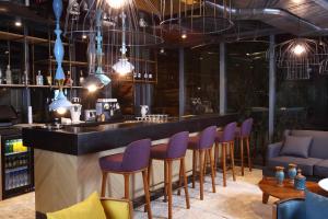 un bar con sillas moradas en un restaurante en Eskiceshme Bodrum Marina en Bodrum