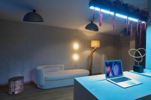 Μια τηλεόραση ή/και κέντρο ψυχαγωγίας στο CITYLUXE Suites & Rooms