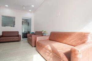 Posezení v ubytování FabHotel De Gold Karol Bagh