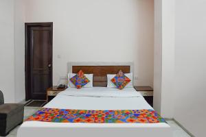 Postel nebo postele na pokoji v ubytování FabHotel De Gold Karol Bagh