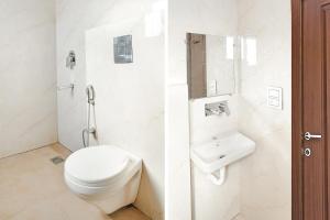 Koupelna v ubytování FabHotel De Gold Karol Bagh
