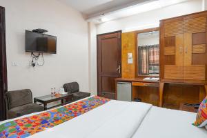 Postel nebo postele na pokoji v ubytování FabHotel De Gold Karol Bagh
