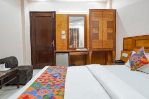 Postel nebo postele na pokoji v ubytování FabHotel De Gold Karol Bagh