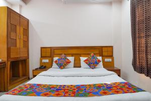 Postel nebo postele na pokoji v ubytování FabHotel De Gold Karol Bagh
