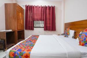 Postel nebo postele na pokoji v ubytování FabHotel De Gold Karol Bagh