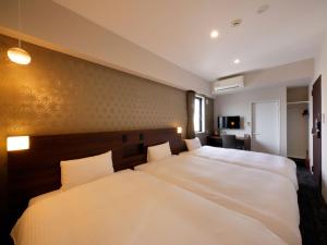a bedroom with two beds with white sheets at Smart Place Inn Kyoto Shijo Omiya East in Kyoto