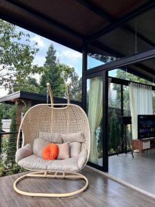 TV a/nebo společenská místnost v ubytování Annapurna Resort Puncak