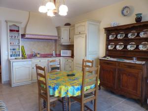 une cuisine avec une table et des chaises dans une pièce dans l'établissement Appart T2 avec garage, balcon et ménage inclus au Lavandou - FR-1-308-57, à Bormes-les-Mimosas 4 autres photos