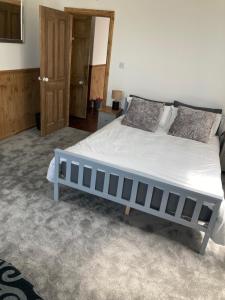 En eller flere senge i et værelse på Bossiney Lodge Apartment