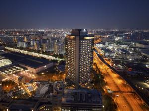 大阪Grand Prince Hotel Osaka Bay的夜晚城市中的高楼