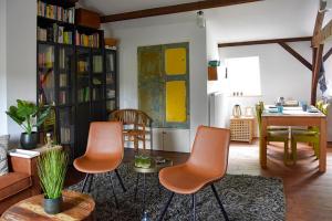 a living room with two chairs and a table at Bed and Breakfast 'Op de Kleijne Hei' in Well