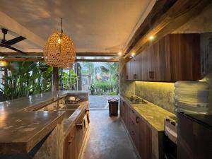 Η κουζίνα ή μικρή κουζίνα στο Cemagi Villas By GUMA Hospitality