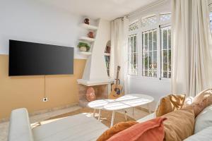 Televízia a/alebo spoločenská miestnosť v ubytovaní Casa Lena Town House With Pool