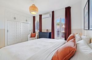 Posteľ alebo postele v izbe v ubytovaní Casa Lena Town House With Pool + 22 fotografií