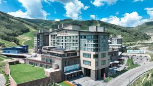 una vista aerea di un hotel con le montagne sullo sfondo di 张家口云顶大酒店 a Chongli