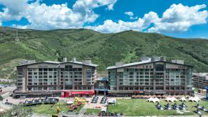 due grandi edifici con una montagna sullo sfondo di 张家口云顶大酒店 a Chongli