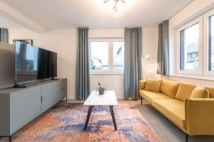 a living room with a couch and a tv at Studio Bergstrasse 2 PAX NEU Parkplatz in Heppenheim an der Bergstrasse