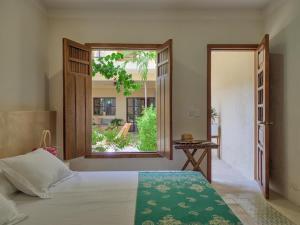 Ένα ή περισσότερα κρεβάτια σε δωμάτιο στο Colonial Charm, City Center, 2 BR- 10min walk to Cathedral, Pool, Private House +31 φωτογραφίες