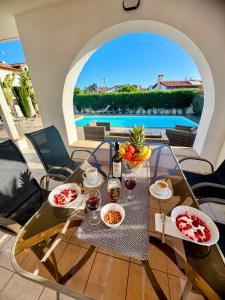 - une table avec de la nourriture et du vin sur la terrasse dans l'établissement Potamos Villa - Villa Kymma 4, à Ayia Napa