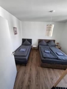 a bedroom with a bed and a couch at Große COZY 3-Zi-Whg mit Balkon Nähe Europa Park und Rulantica in Lahr