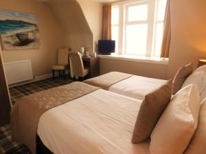 Postel nebo postele na pokoji v ubytování Cullen Bay Hotel