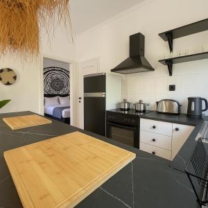 cocina con encimera y nevera negra en Ammo's Villa, en Orfánion