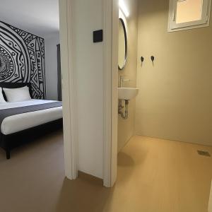 Un dormitorio con una cama, un lavabo y un espejo. en Ammo's Villa, en Orfánion 6 fotos más