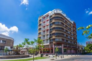 瓜达拉哈拉Capital O Nueva Galicia, Guadalajara centro downtown的城市街道上带有喷泉的高楼