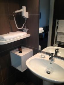Ett badrum på Hotel - Restaurant La Claire Forêt