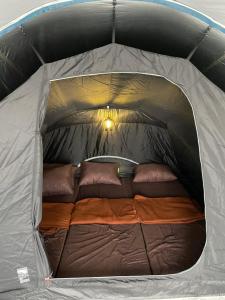 Postel nebo postele na pokoji v ubytování NAWASENA Campsite