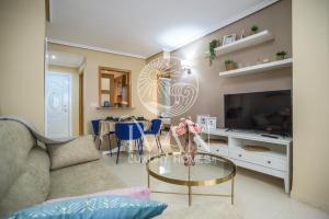 ein Wohnzimmer mit einer Couch und einem Glastisch in der Unterkunft Casa Azul Ivan Luxury Homes 4ªPlta Norte 1ªLinea in Oropesa del Mar