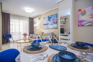 ein Wohnzimmer mit einem Tisch mit blauem Geschirr darauf in der Unterkunft Casa Azul Ivan Luxury Homes 4ªPlta Norte 1ªLinea in Oropesa del Mar
