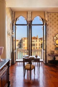 Bazén v ubytování Hotel Palazzo Stern nebo v jeho okolí