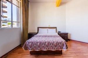 Postel nebo postele na pokoji v ubytování Capital O Nueva Galicia, Guadalajara centro downtown + 30 fotografií