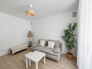 a living room with a couch and a table at Appartement lumineux et moderne, proche transports in Pantin