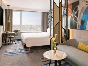 Postel nebo postele na pokoji v ubytování Novotel Suites Yogyakarta Malioboro