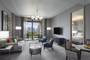 TV a/nebo společenská místnost v ubytování Sindhorn Kempinski Hotel Bangkok
