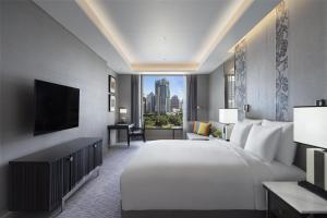 TV a/nebo společenská místnost v ubytování Sindhorn Kempinski Hotel Bangkok