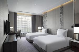 Postel nebo postele na pokoji v ubytování Sindhorn Kempinski Hotel Bangkok