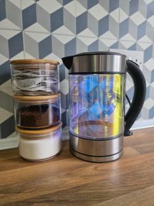 eine Küchenmaschine und ein Glas mit Gewürzen auf einer Theke in der Unterkunft Bright and Cosy 2 bed House with free parking near the city centre in Central Station